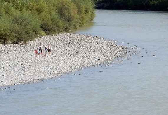 Unterlauf der Bregenzerach – eine seitliche Kiesbank mit badenden Menschen