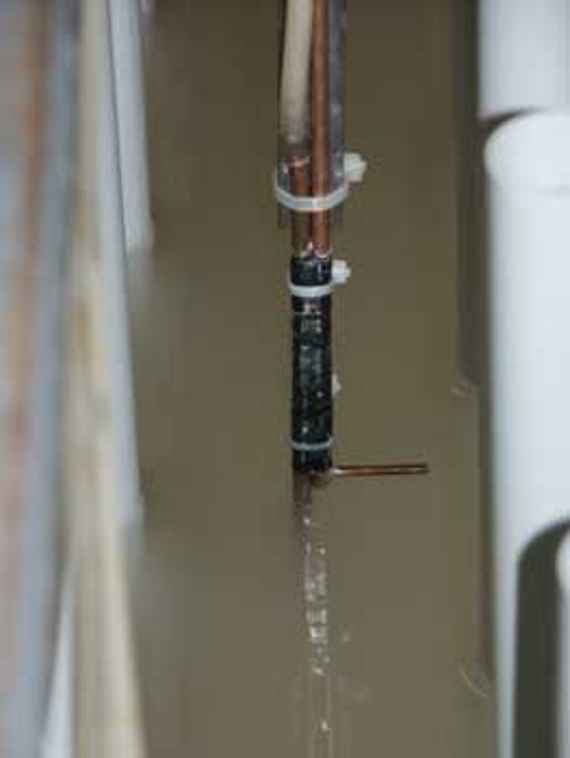 Man sieht ein dünnes Rohr aus Kupfer, das in die Strömung getaucht werden kann um Wasser mit Schwebstoffen zu entnehmen und damit die Schwebstoffkonzentration in der Suspensions zu messen.
