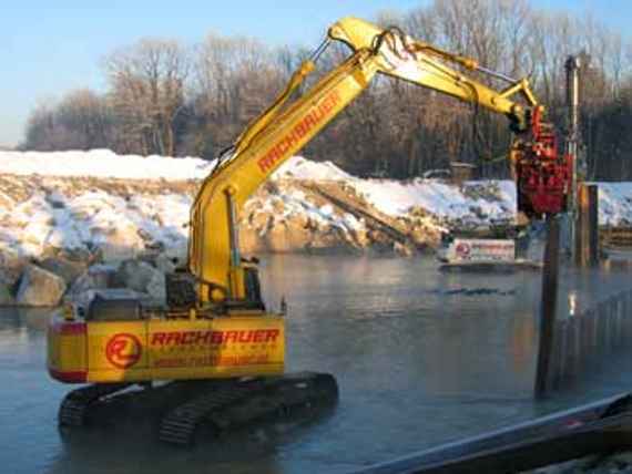 Entfernen der zur Absicherung der Baustelle erforderlichen Stahlspundwand mit einem Bagger.