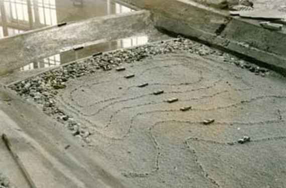 Blick vom rechten Salzachufer auf die Sohlstufe beim Modellversuch. Die Tiefen des Kolks sind mit Höhenschichtenlinien eingetragen.