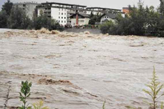 Das Foto zeigt den Blick eines Hochwassers am 12. August 2002, im Hintergrund ein Gebäude. Das Bauwerk hat gut funktioniert.