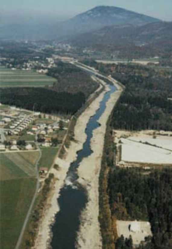 Auswirkungen eines Sohldurchschlags: Der Fluss hat sich stark in die Sohle eingeschnitten und fließt statt breitflächig nur mehr in einer schmalen Rinne.