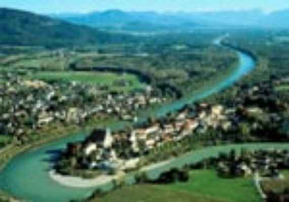 Der Fluss bei den Orten Laufen und Oberndorf aus dem Flugzeug gesehen. Der Fluss macht hier eine sehr enge Kurve.
