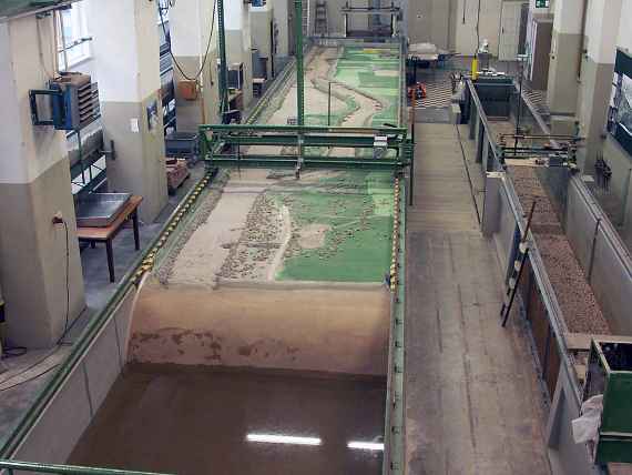 In einer großen Halle steht in Bildmitte eine 3 Meter breite Rinne für Modellversuche, rechts daneben sieht man die 1 Meter Breite Rinne mit den Glaswänden.