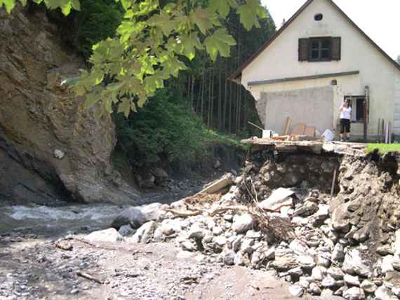 Anblick eines zerstörten Hauses nach der Flut in Oberwölz, Steiermark, 2009