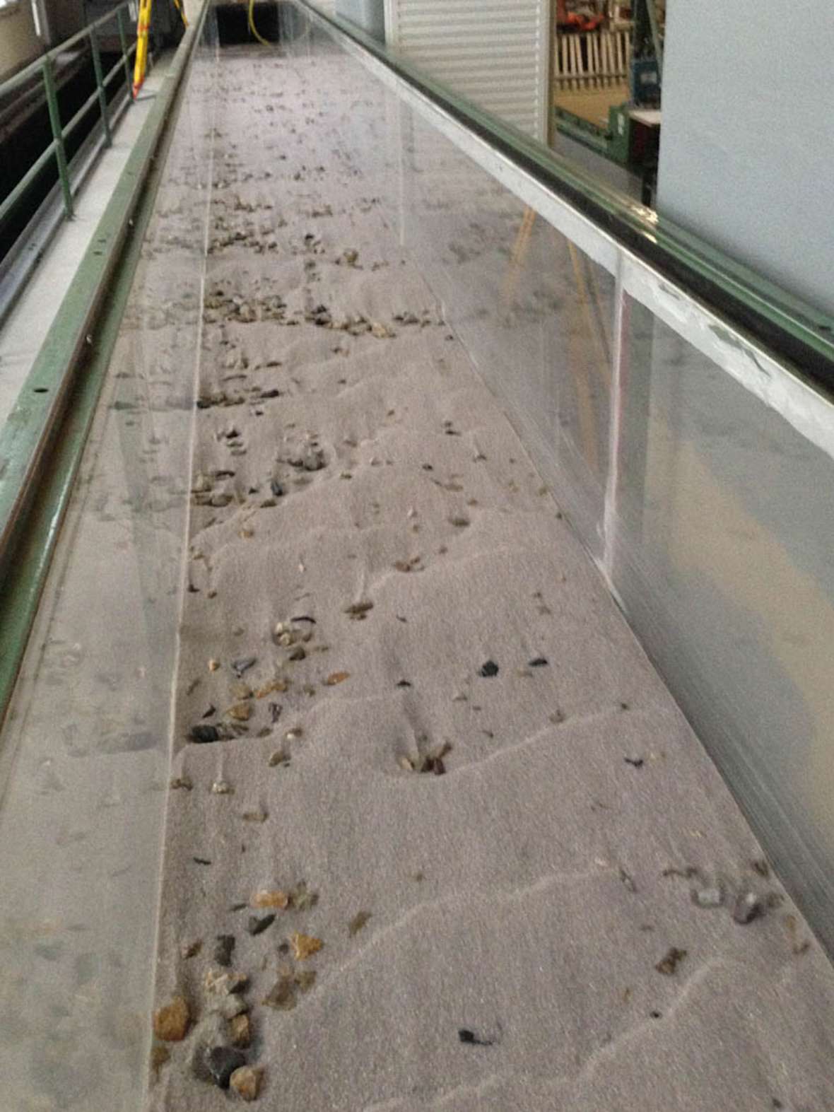 View of the Rough Carpet in the test flume. A lot of bed load was added in this experiment. As a result, the large stones of the Rough Carpet are largely covered with bed load.