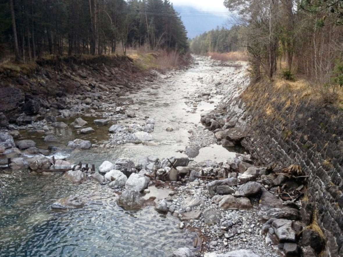 On the right bank of the Lutz, you can see a steep old damaged wall.