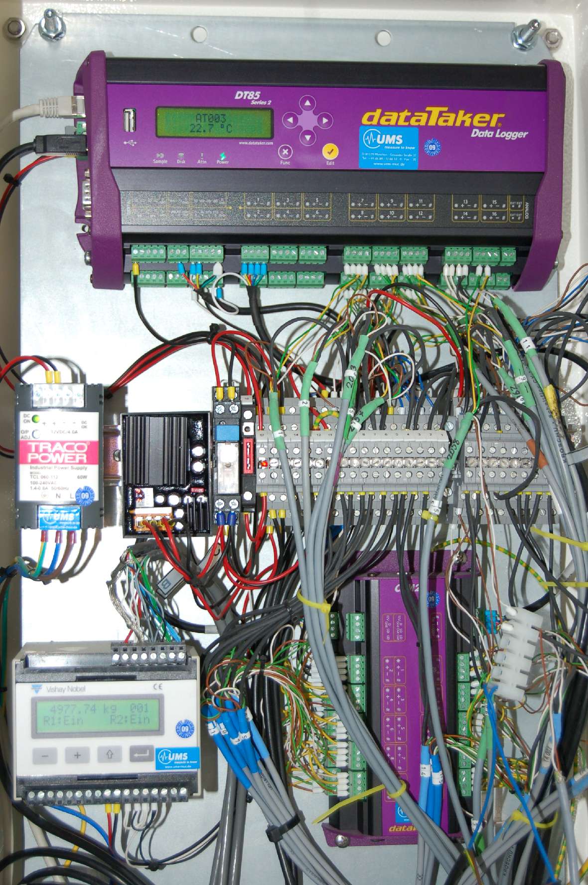 The picture shows the measuring device with data collector and countless cables of the sensors.