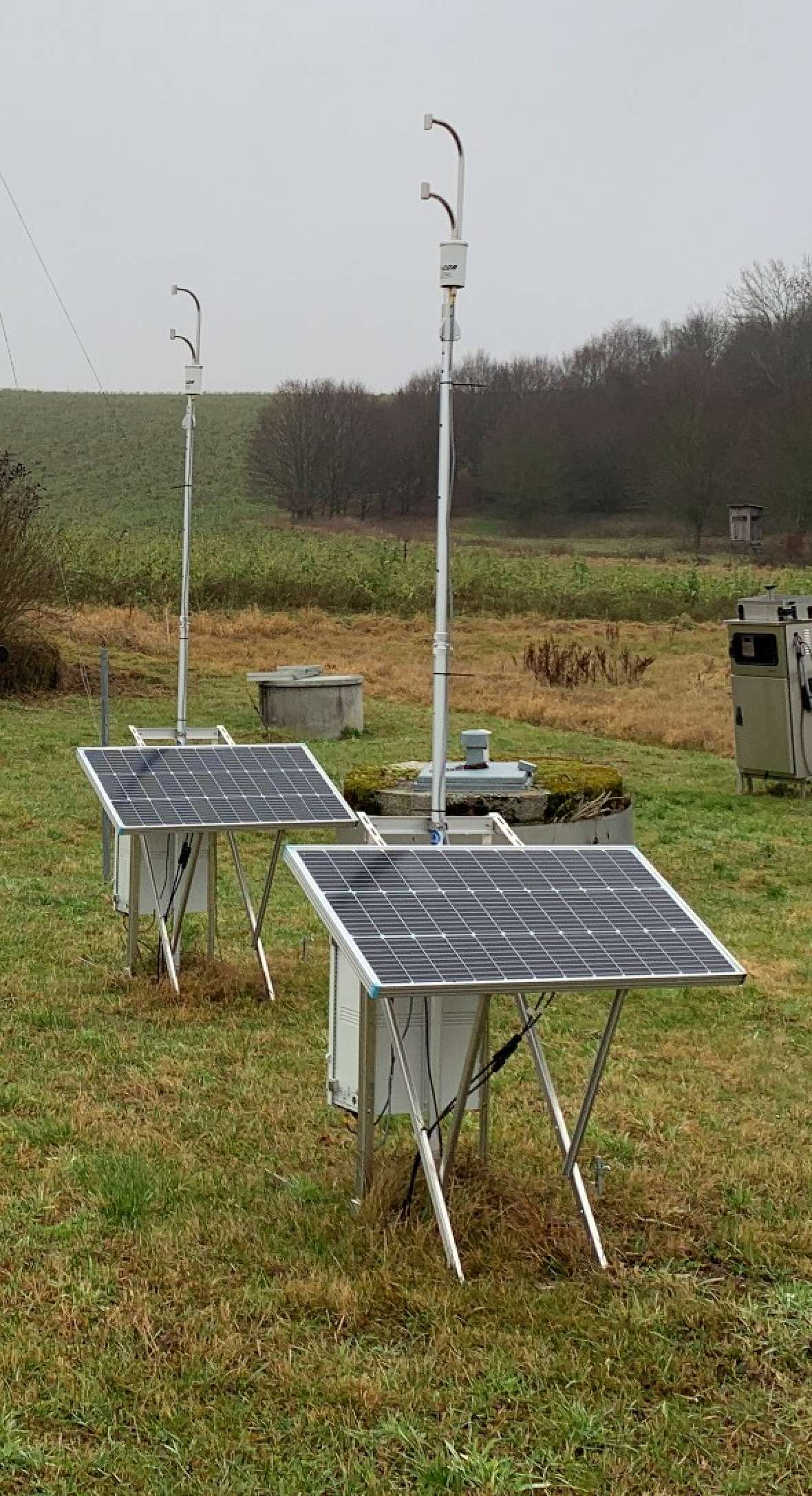 Eddy-Kovarianz-Messstationen die im Schilfgürtel aufgebaut werden, um die aktuelle Verdunstungsleistungen zu messen.