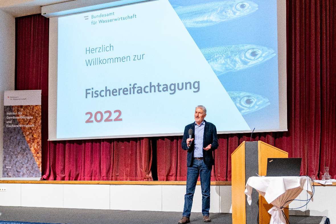 Institutsleiter Gassner bei der Eröffnung der Fischereifachtagung 2022
