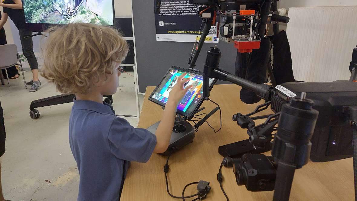 Kind bedient ein Tablet für eine Drohne