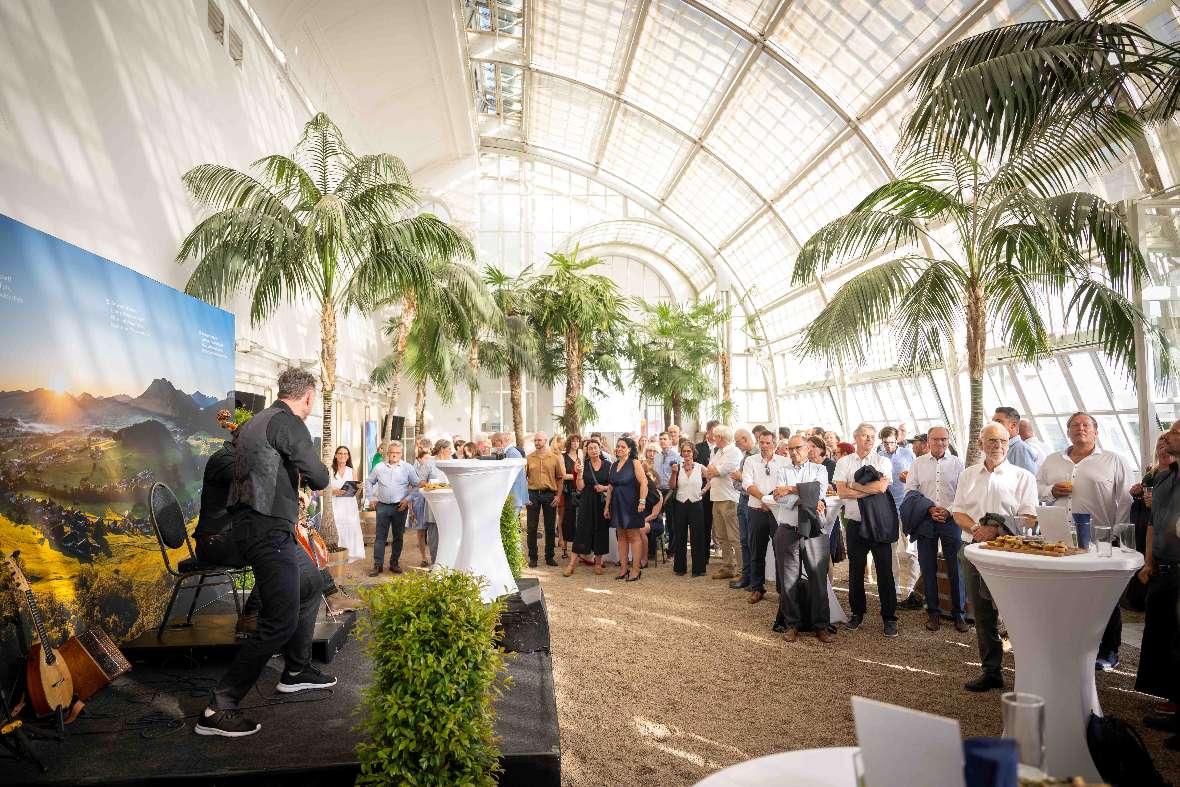 Die Band auf der Bühne und die Gäste im Hintergrund.