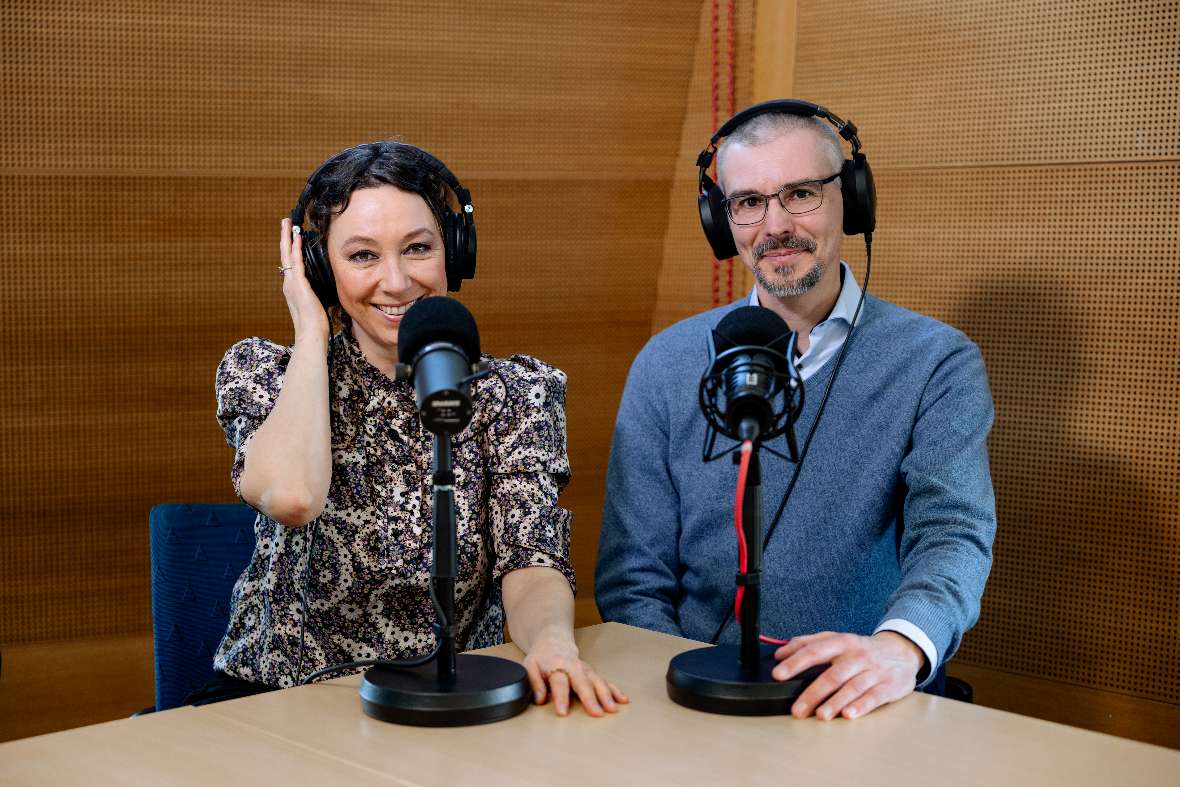Ursula Strauss und BAW‑Mitarbeiter Christian Bauer, ausgestattet mit Mikrofon und Kopfhörern.