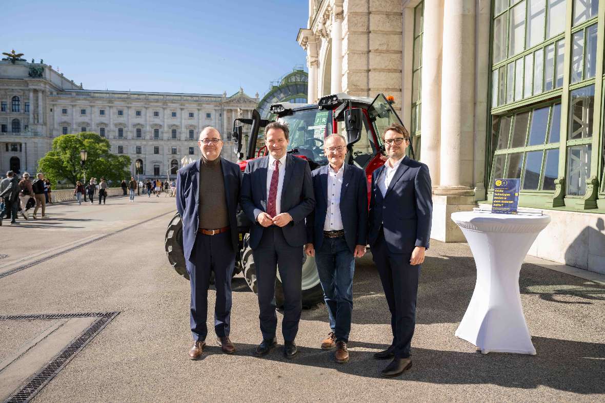 v.l.n.r.: BAW-Direktor Peter Strauss, Bundesminister Norbert Totschnig, Heinrich Prankl (Francisco Josephinum Wieselburg), Bernhard Bichler (BMLUK)