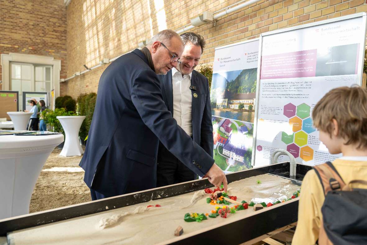 BAW-Direktor Peter Strauss und Norbert Totschnig stehen hinter der mobilen Versuchsrinne. Standort Palmenhaus
