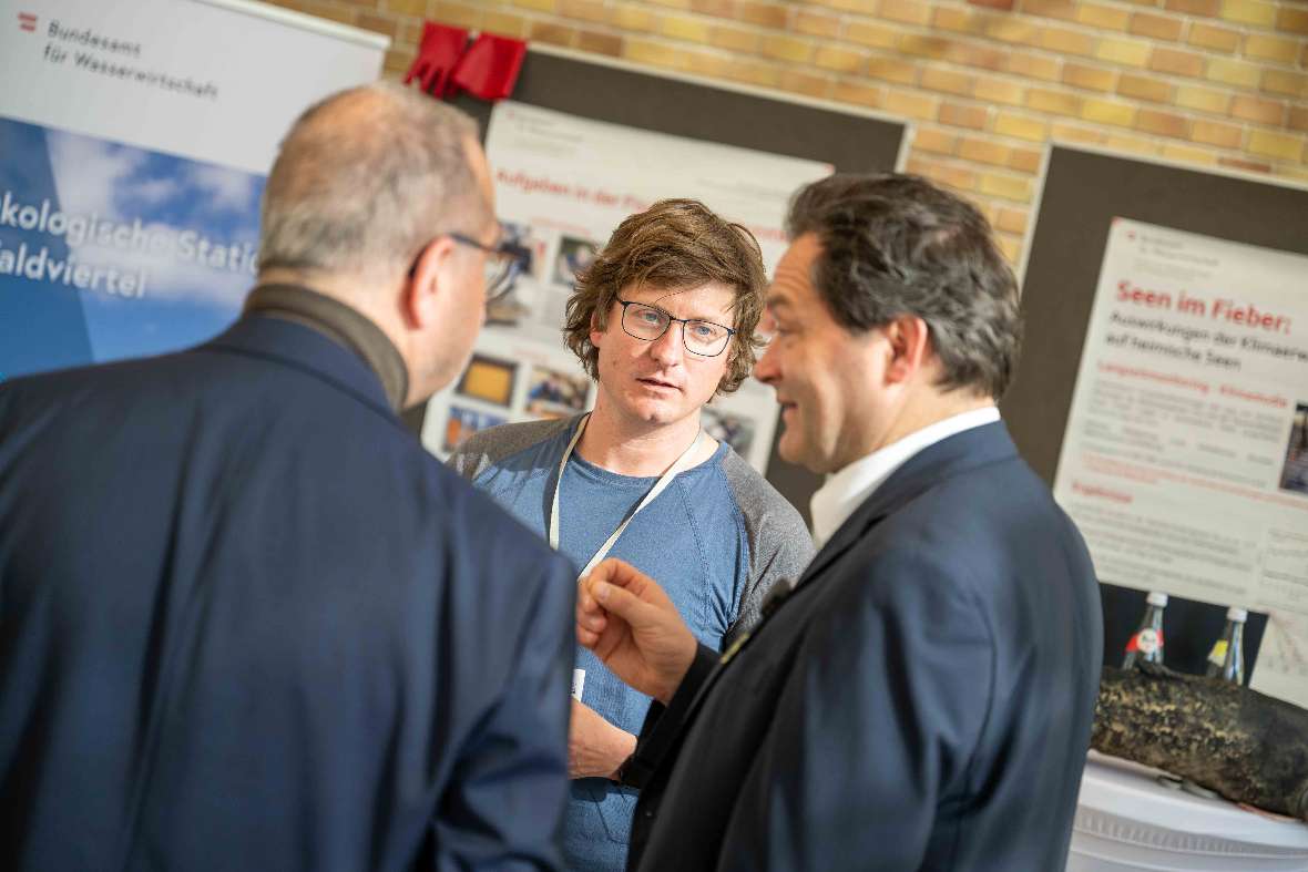 BAW-Direktor Peter Strauss, BAW-Mitarbeiter Florian Keil und BM Norbert Totschnig im Gespräch. 