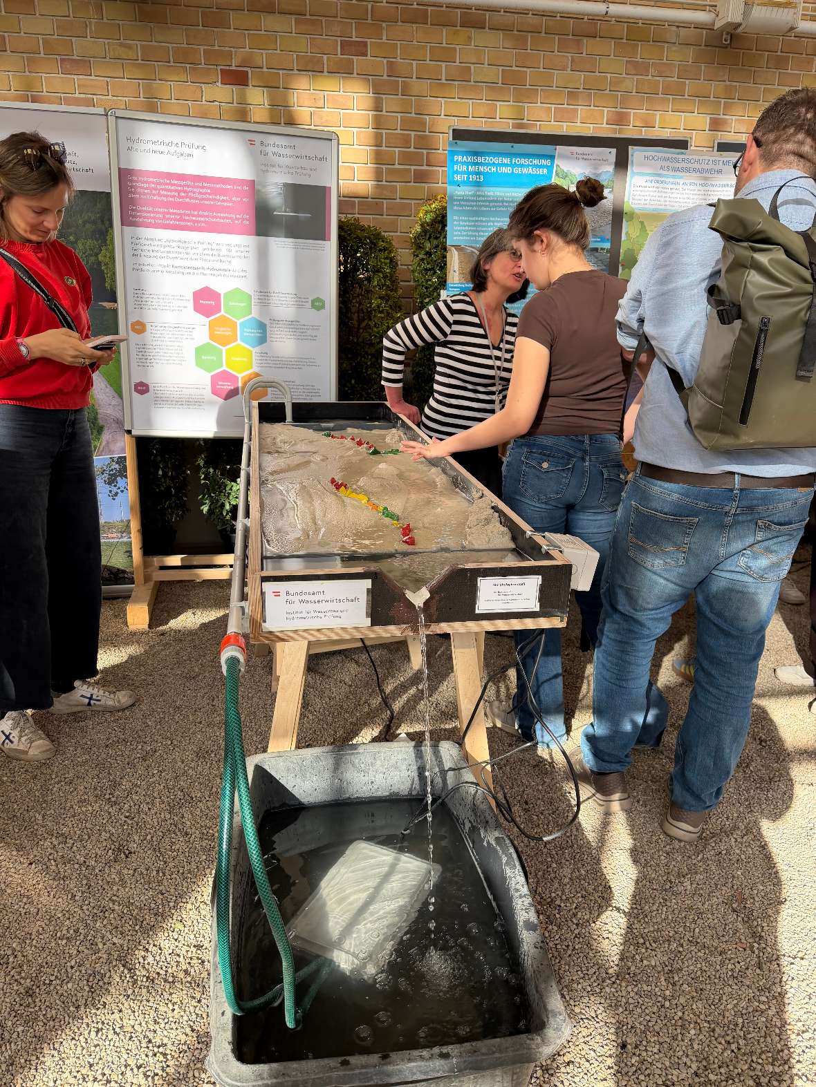 Mobile Versuchsrinne des Institutes für Wasserbau und hydrometrische Prüfung. 