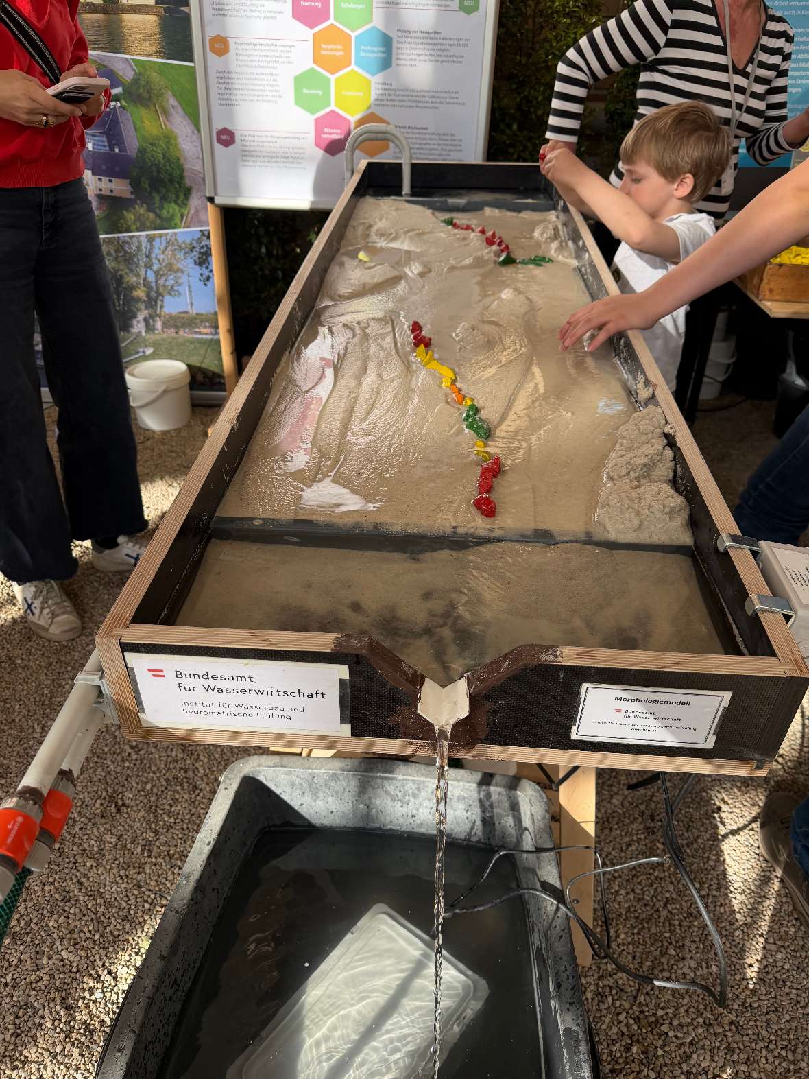 Mobile Versuchsrinne des Institutes für Wasserbau und hydrometrische Prüfung. 