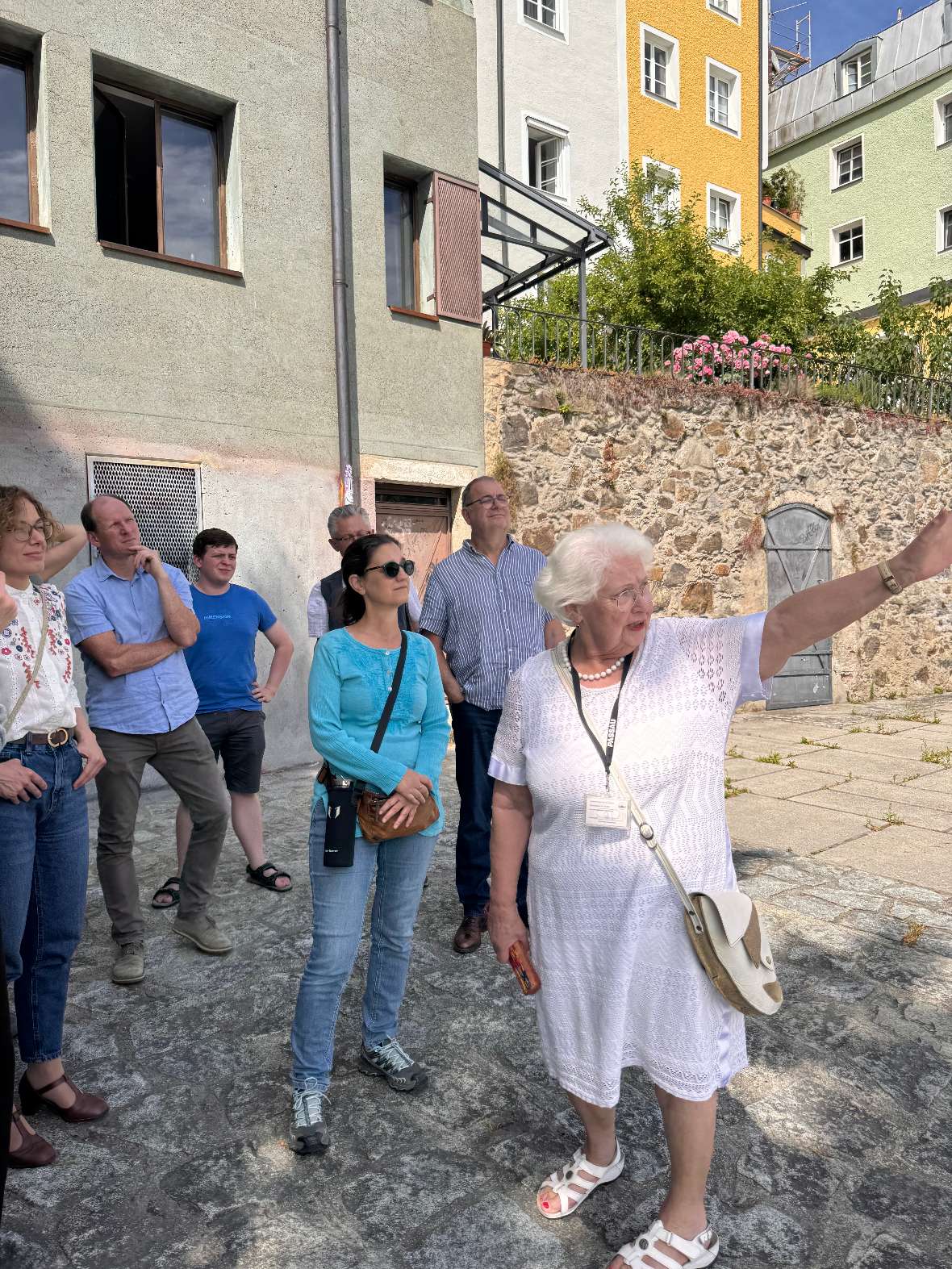 Passau: BAW-Mitarbeiter:innen folgen aufmerksam den Ausführungen der Stadtführerin.