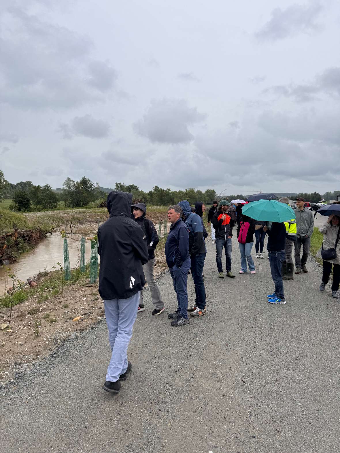Renaturierung: Die BAW-Mitarbeiter:innen stehen am Fluss neben dem Renaturierungsprojekt an der Pram.