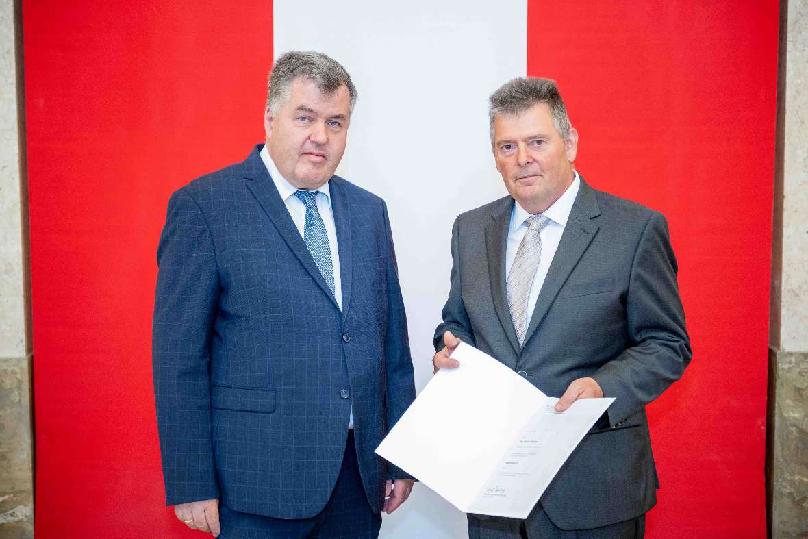 Herr Generalsekretär Dr. Johannes Abentung verleiht Herrn Amtsdirektor Ing. Johann Dorner den Berufstitel „Regierungsrat“.