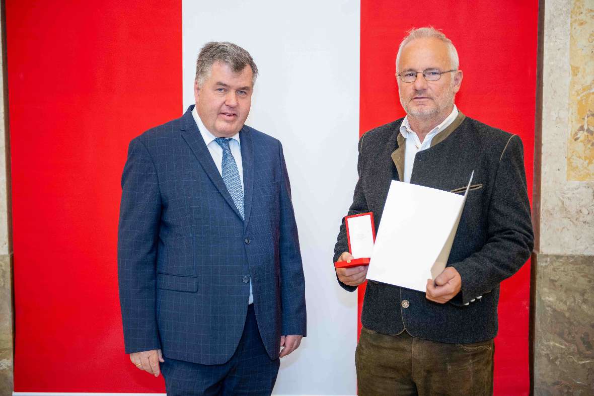 Herr Generalsekretär Dr. Johannes Abentung verleiht Herrn Amtsdirektor Regierungsrat Ing. Andreas Scheidl das Goldene Ehrenzeichen für Verdienste um die Republik Österreich.