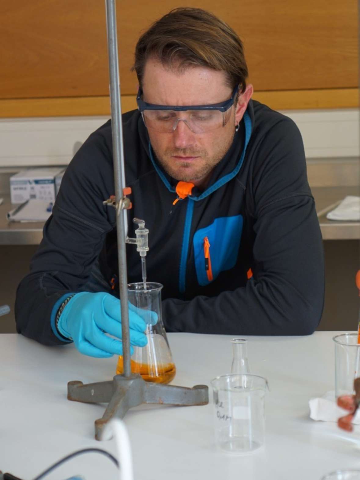 Ein Schüler bei der Messung des Säurebindungsvermögens mittels Titration.