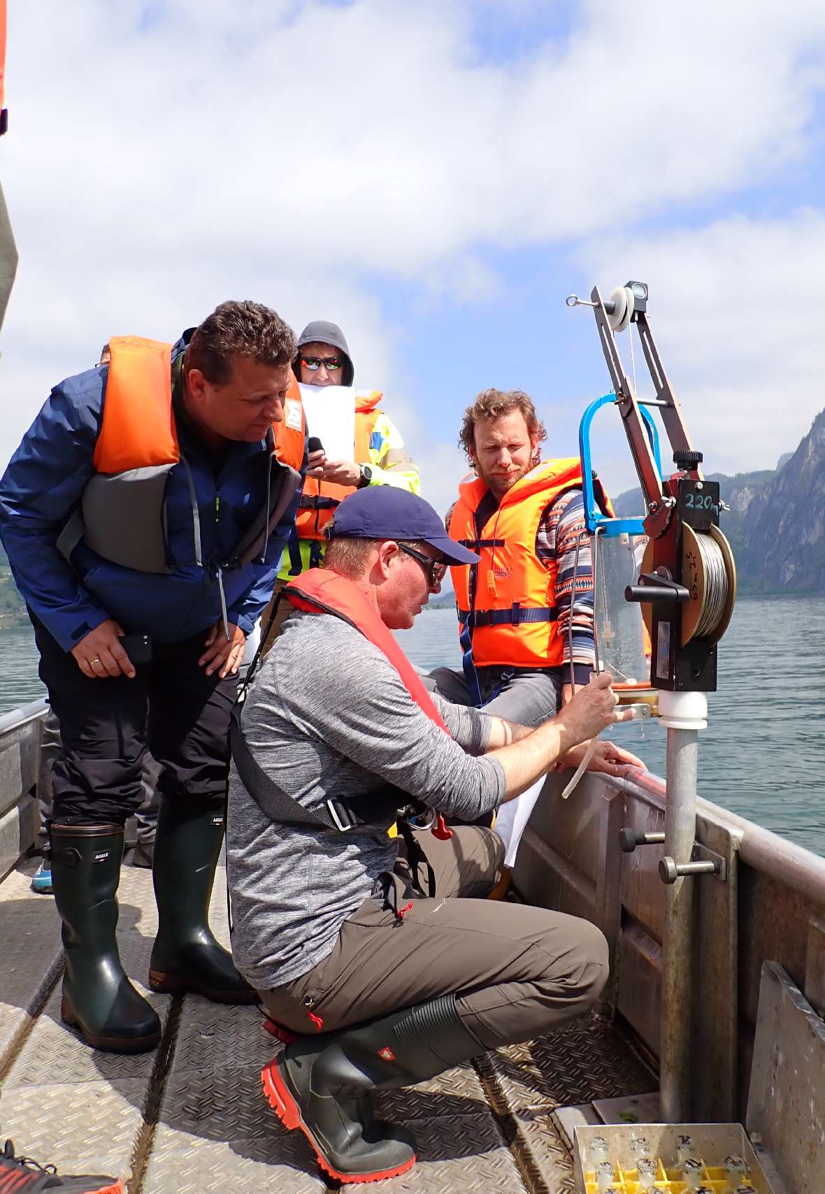 Dr. Martin Luger der Abteilung Seenkunde und Teilnehmende am Boot bei der Probenahme 