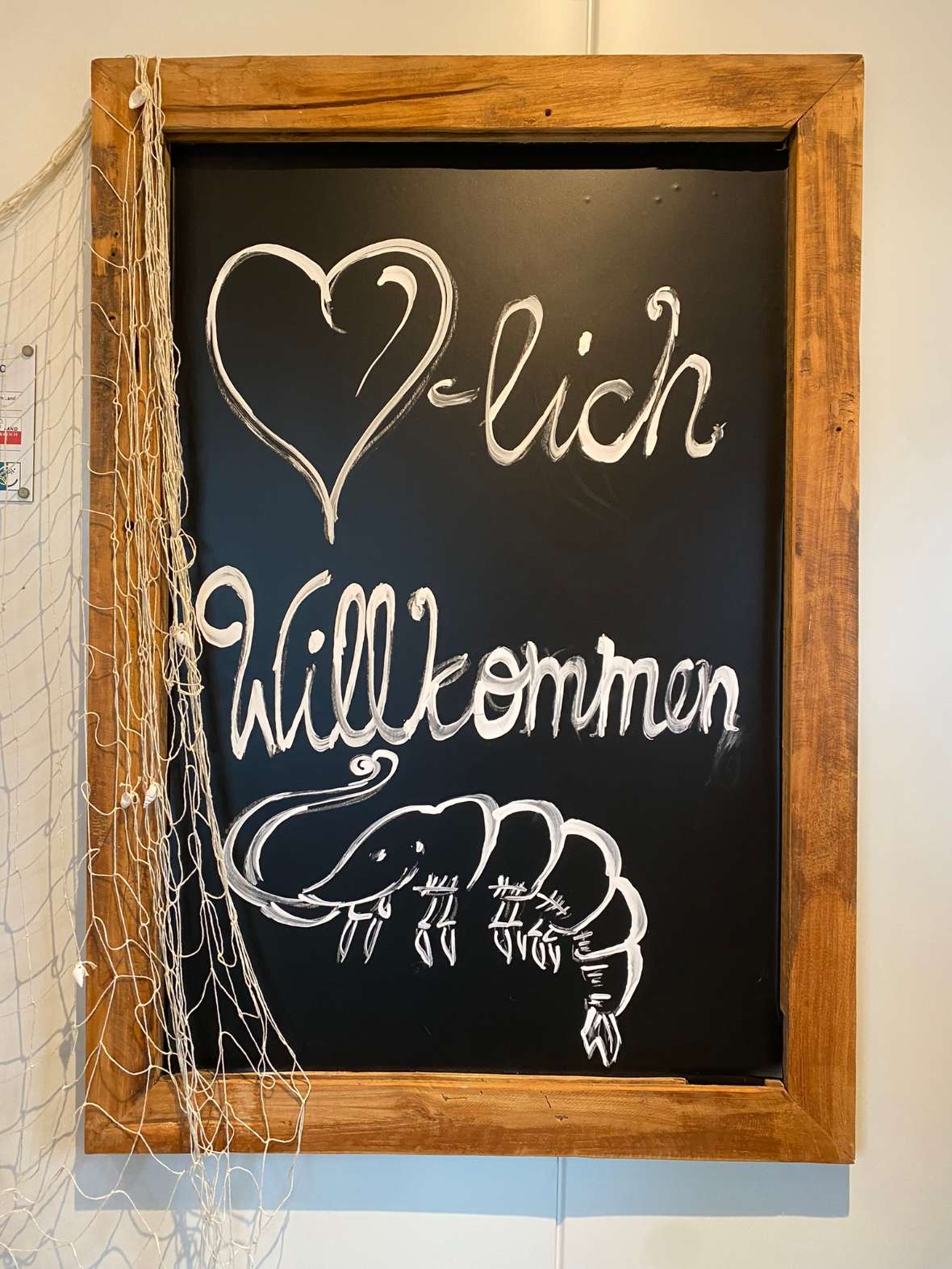 "Herzlich Willkommens-Schild" im liebevollen gestalteten Hofladen im Kremstal.