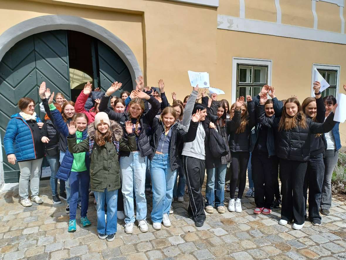 Gruppenfoto der Mädchen vor dem Institut.