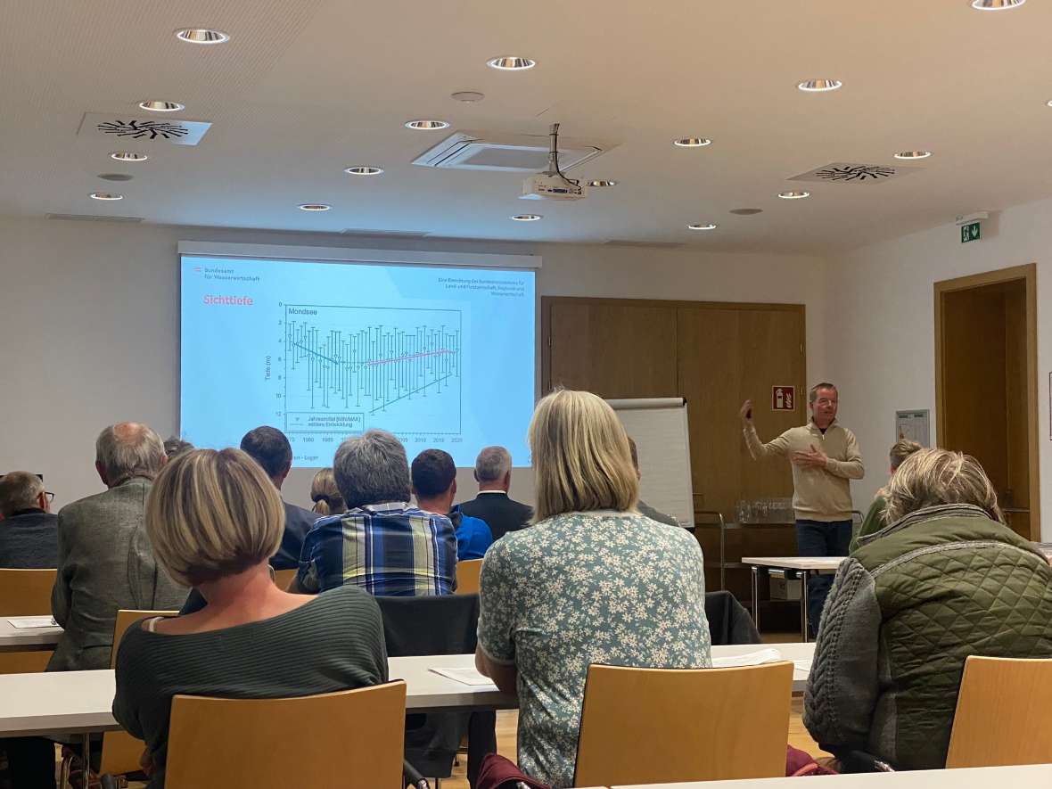 Martin Luger berichtet mit Hilfe einer Präsentation über die Zustandsklassen der heimischen Seen sowie die Sichttiefe Traun- und des Hallstättersees.