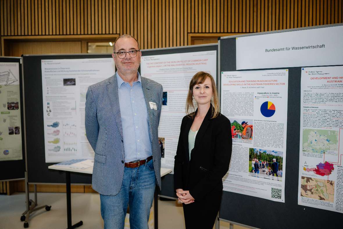 Direktor DI Dr. Peter Strauss und Elisabeth Peham stehen am BAW-Stand. Im Hintergrund sind Plakate des Bundesamtes zu sehen.