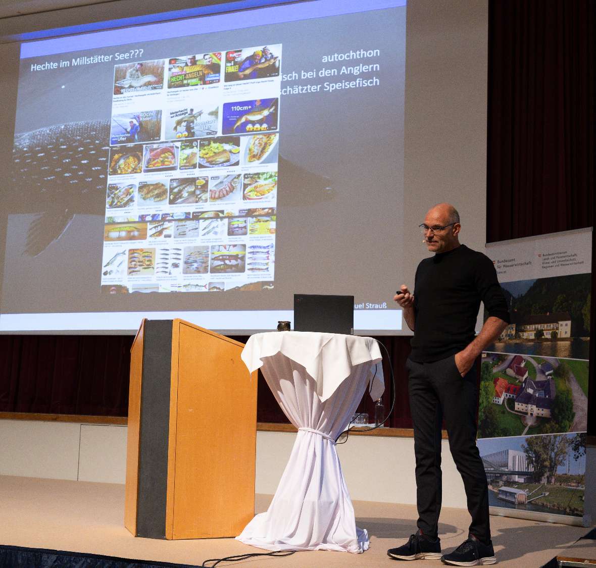 Martin Müller zeigt anhand einer  Daten von Hechten im Millstätter See