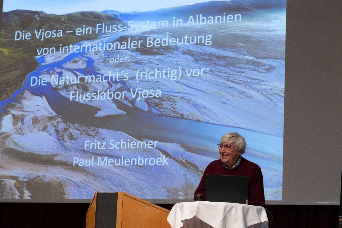 Fritz Schiemer und Paul Meulenbroeck gaben Einblicke in das Flusslabor Vjosa (Albanien). An der Leinwand im Hintergrund zwei Zitate: "Die Vjosa - ein Fluss-System in Albanien von internationaler Bedeutung" oder: "Die Natur macht's (richtig) vor: Flusslabor Vjosa "