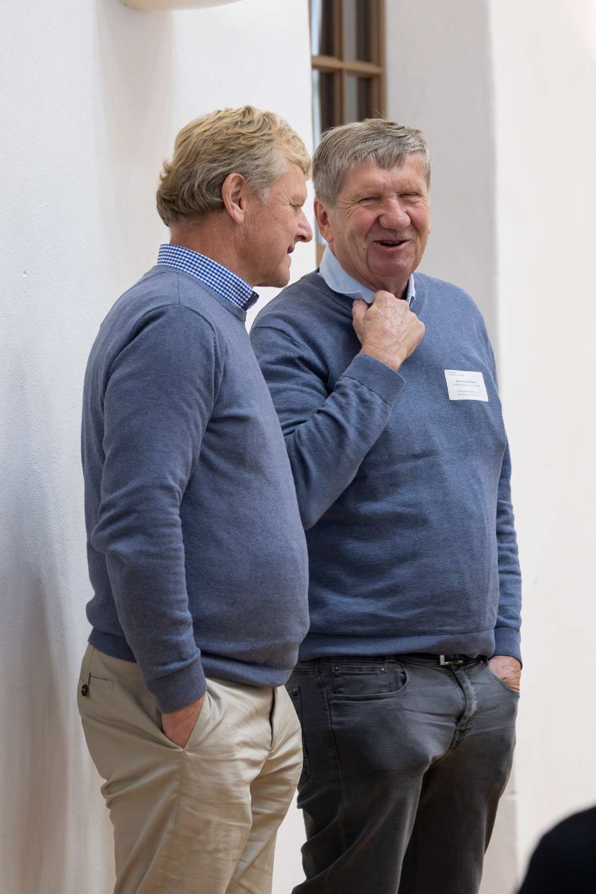 Zwei Teilnehmer im Gespräch.