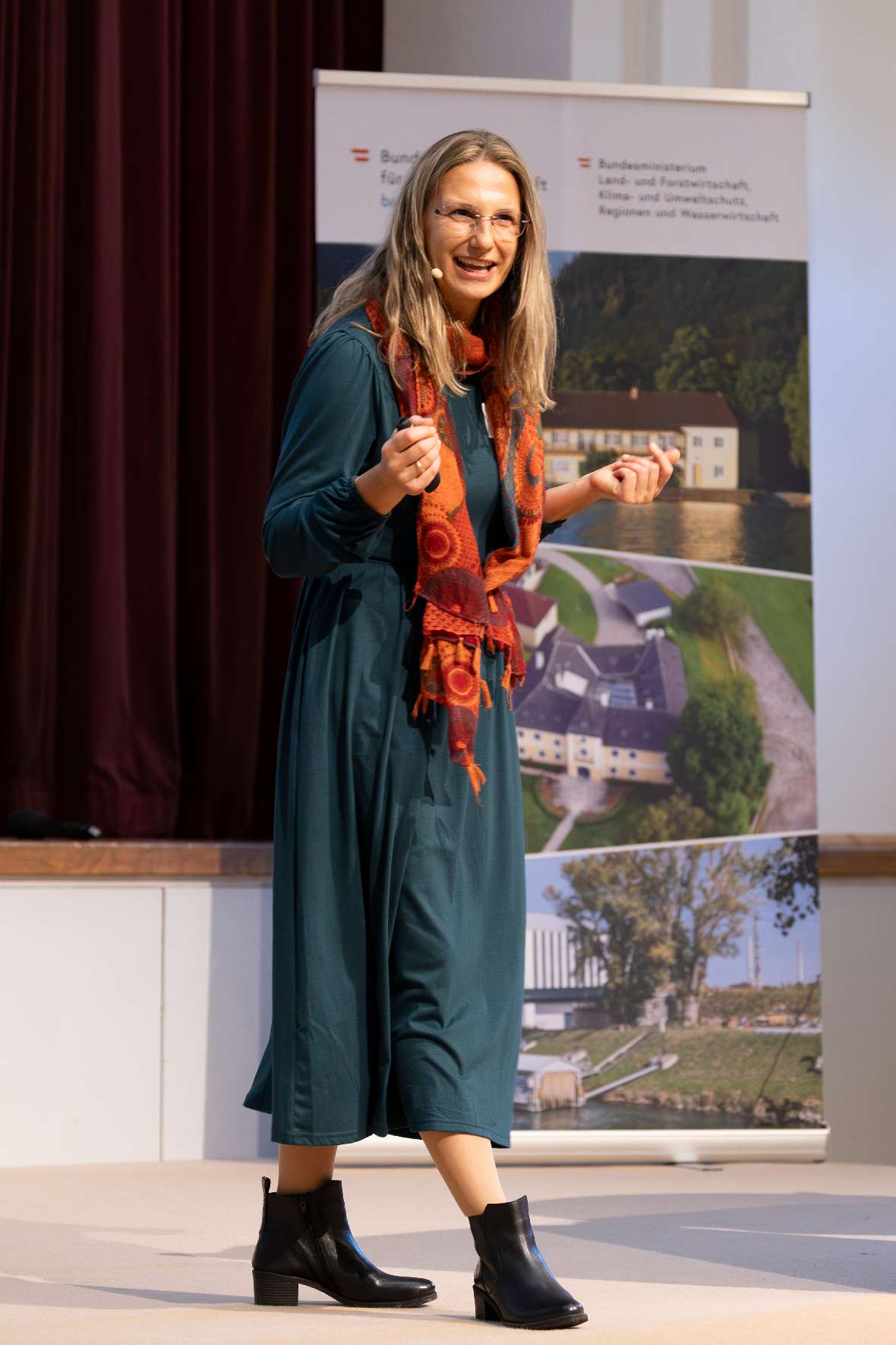 Instiutsleiterin Daniela Achleitner gibt einen Überblick über die Institutstätigkeiten 2025.