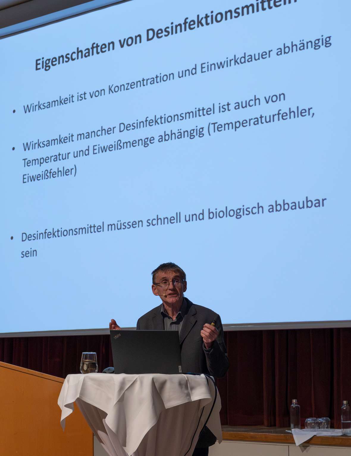 Lahnsteiner Franz (BAW-IGF) präsentierte neue Methden der Eidesinfekton in Salmonidenaquakulturen.