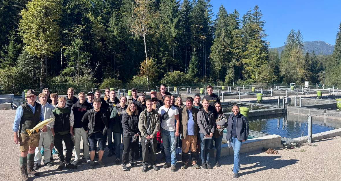 Gruppenfoto bei der Anlage in Riedlbach