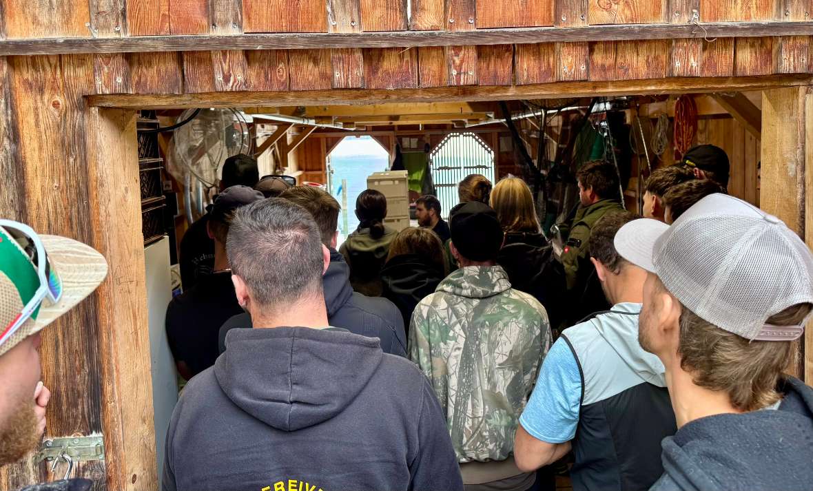 Ein Schnappschuss in die Gruppe von hinten im Bootshaus der Schlossfischerei Fuschl.