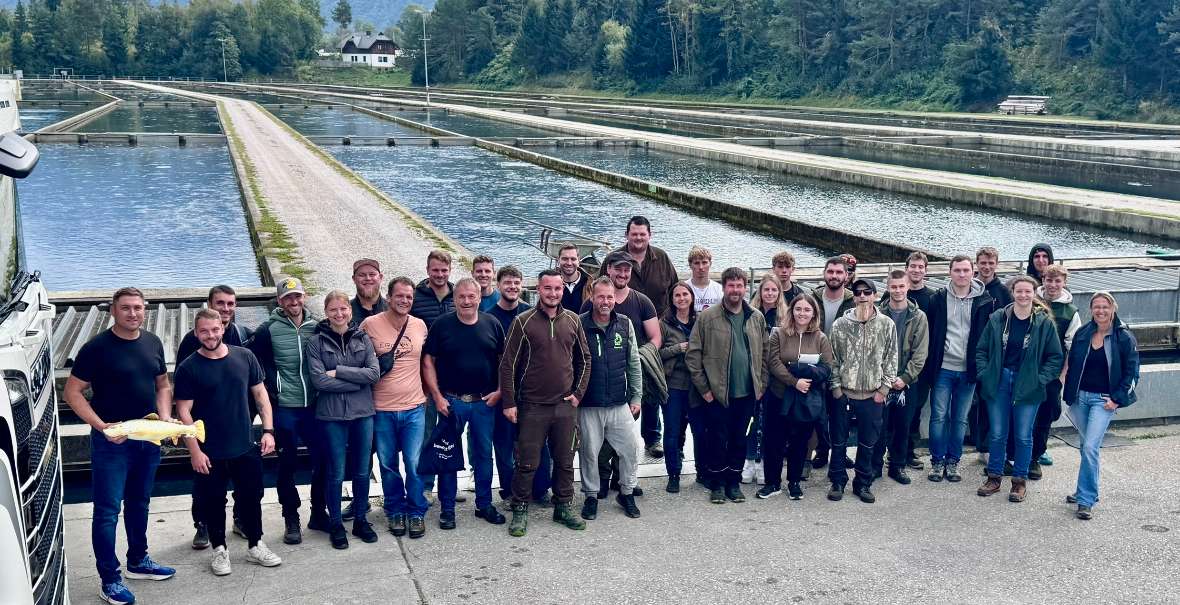 Gruppenfoto - Familie Glück empfing die Facharbeiter:innen in ihrer Anlage in Ferlach.