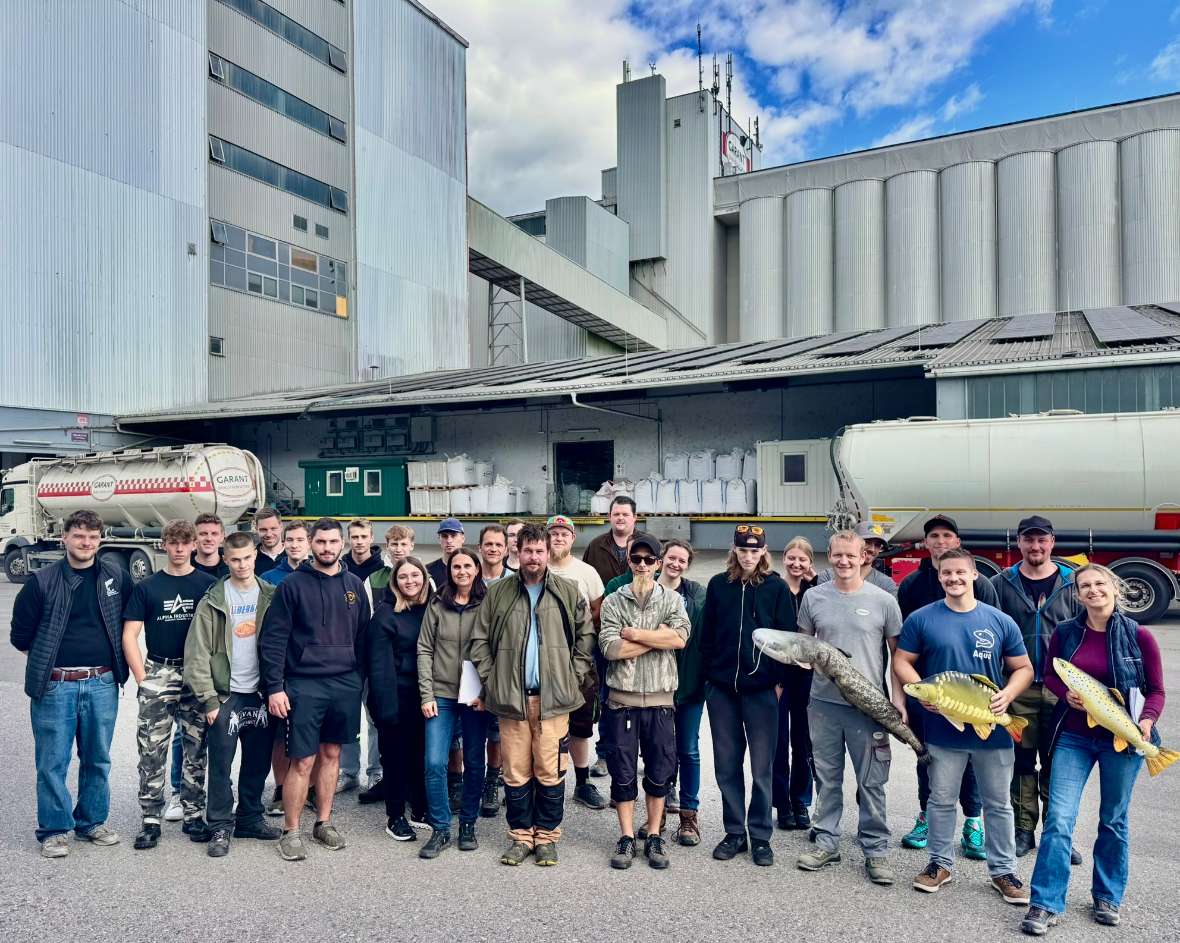 Gruppenfoto vor dem Futtermittelwerk AquaGarant.