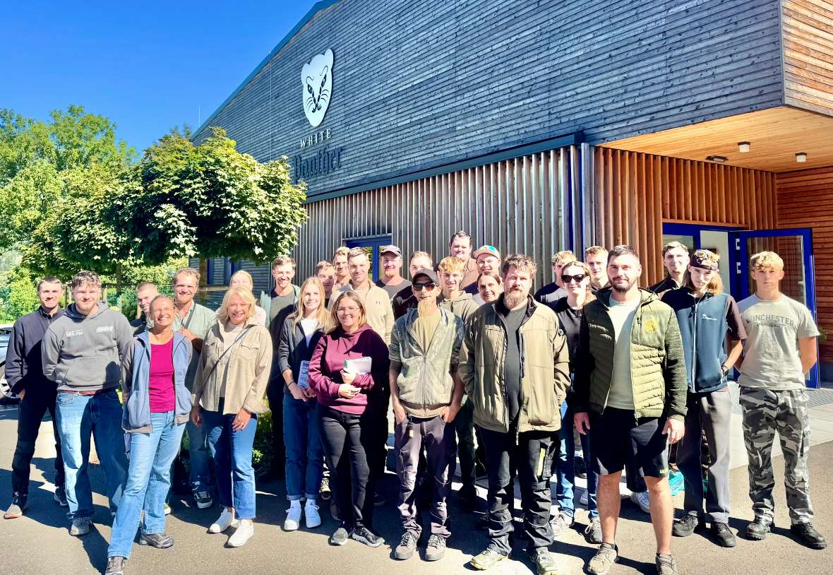 Gruppenfoto vor der White Panther Production GmbH