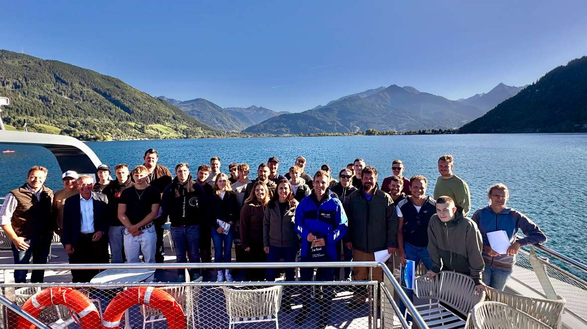 Gruppenfoto am Boot am Zeller See.