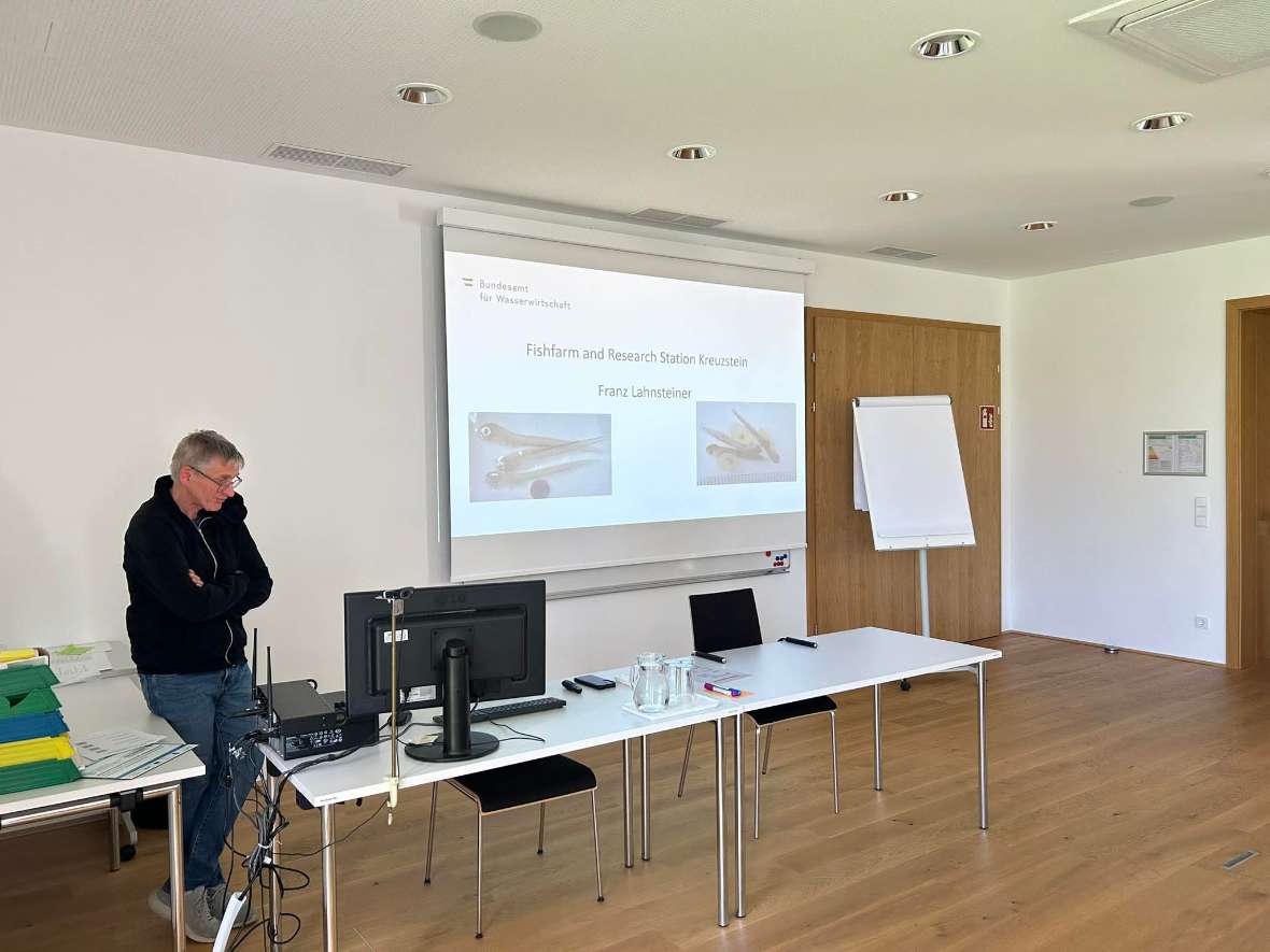 Franz Lahnsteiner hält einen Vortrag über die Fischfarm und Forschungsstation Kreuzstein im Seminarraum des Bundesamts für Wasserwirtschaft.