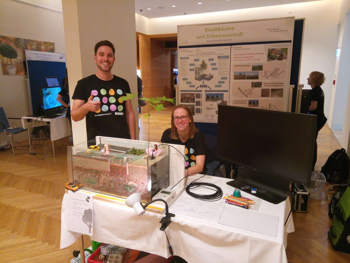 Anna Zeiser und Sebastian Rath beim Infostand zum Schwammstadtprinzip