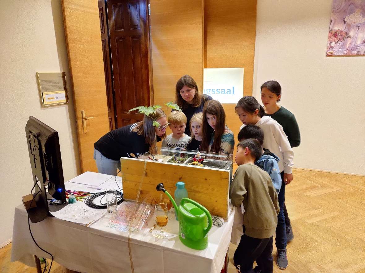 Anna Zeiser erklärt interessierten Kindern das Schwammstadtprinzip