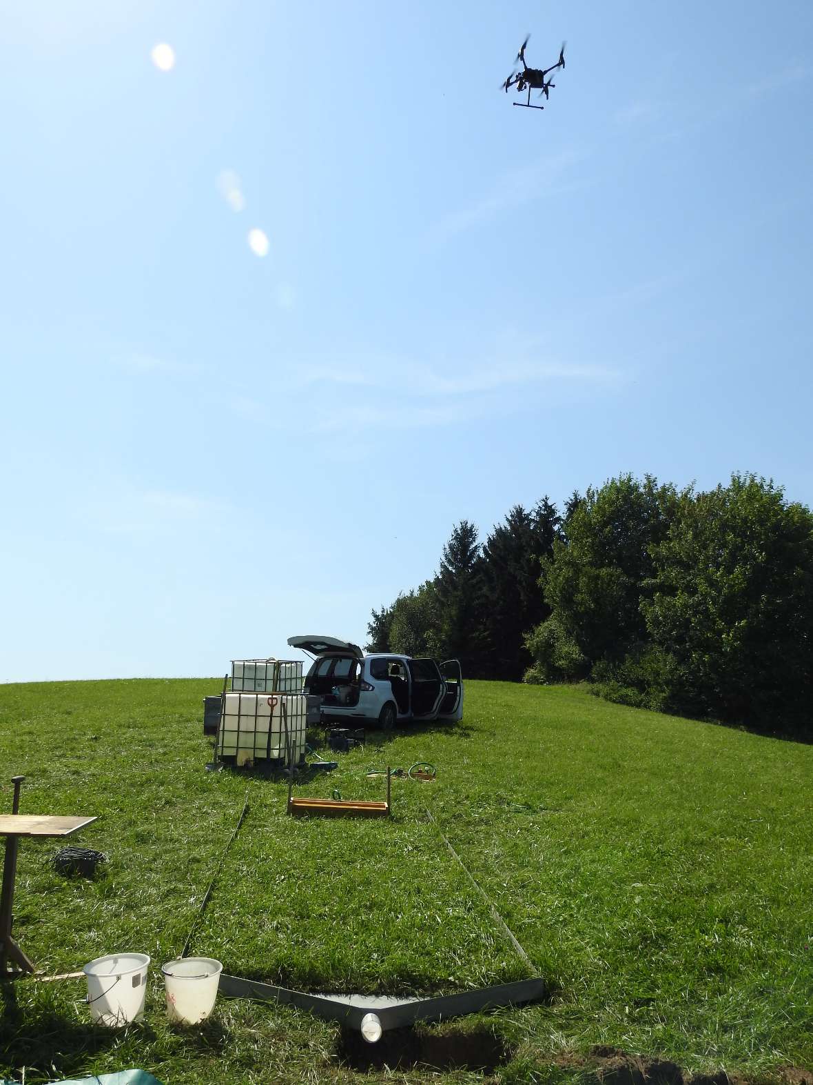 Zusätzlich wurde in einem Vorversuch untersucht sich mit einer Drohne aufgenommene Thermalbilder dazu eignen die Entwicklung von Fließwegen abzubilden.