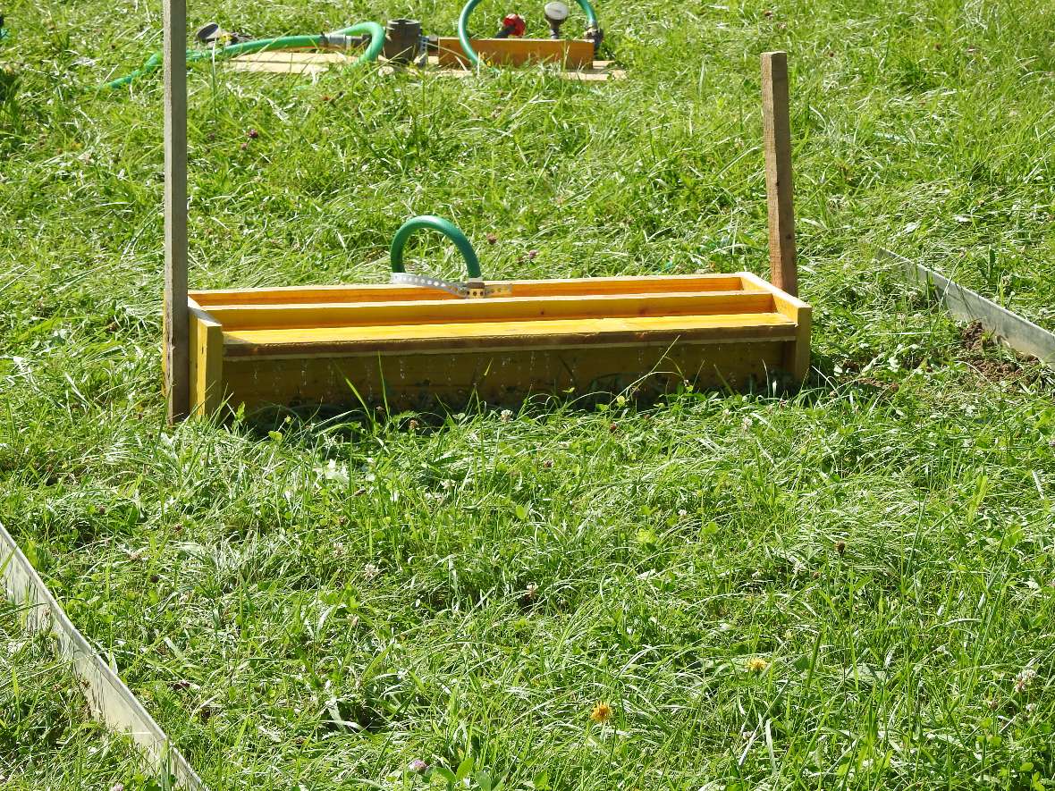 Der künstliche Abfluss wurde mittels Überlauftanks unterschiedlicher Breite auf den Plots aufgebracht.