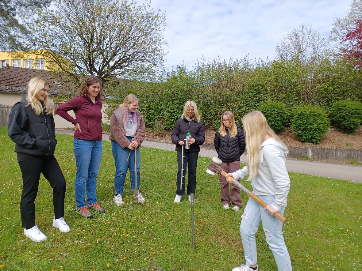 Girls draußen auf einer Wiese 