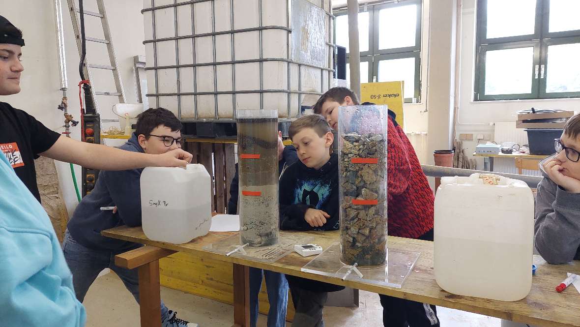 Schüler beim Begutachten von Bodenmaterialien 